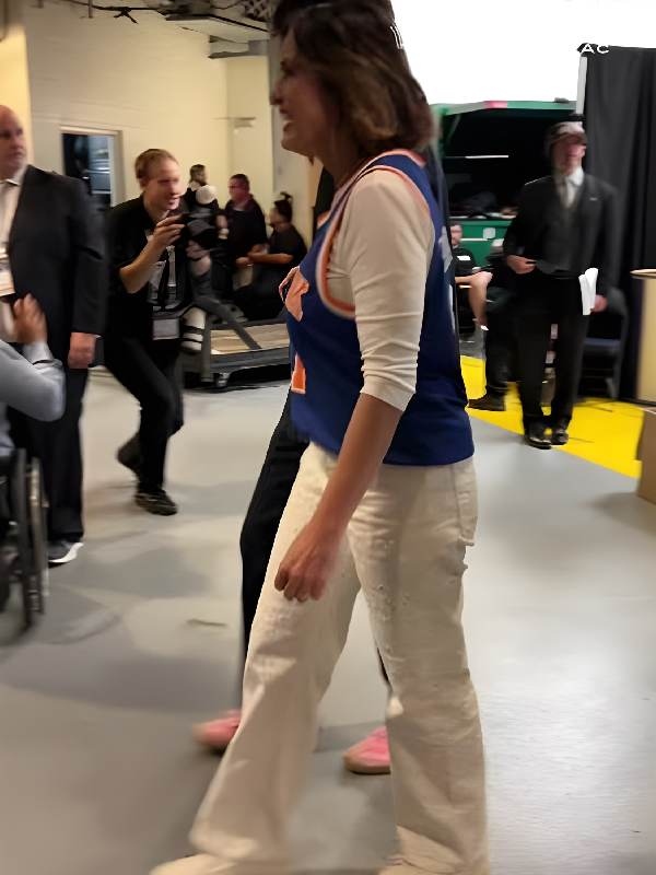 Spurs vs Knicks Gameday Mariska Hargitay Knicks Jersey