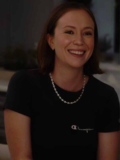 Hacks S5 Hannah Einbinder Black Tee